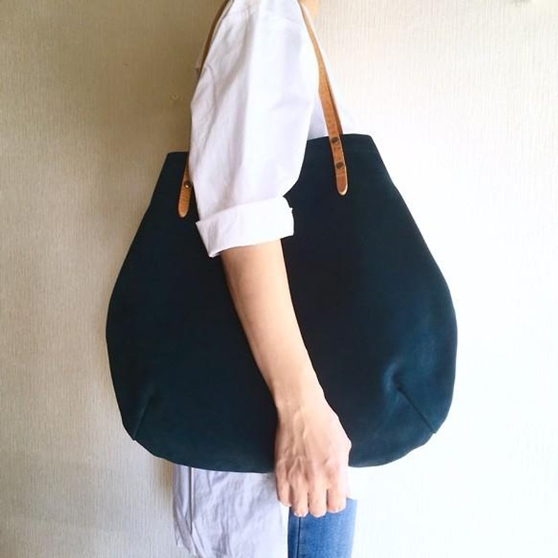 Round type tote bag of cow suede and extremely thick oil nude [navy] - กระเป๋าถือ - หนังแท้ สีน้ำเงิน