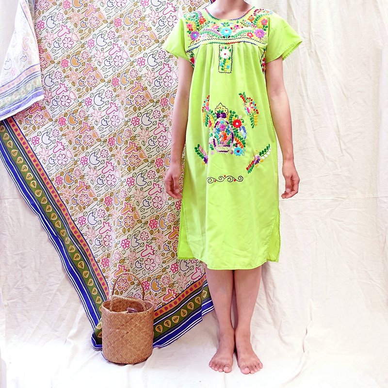 * BajuTua / Vintage / Apple Green Mexican Embroidered Short Dress - ชุดเดรส - ผ้าฝ้าย/ผ้าลินิน สีเขียว