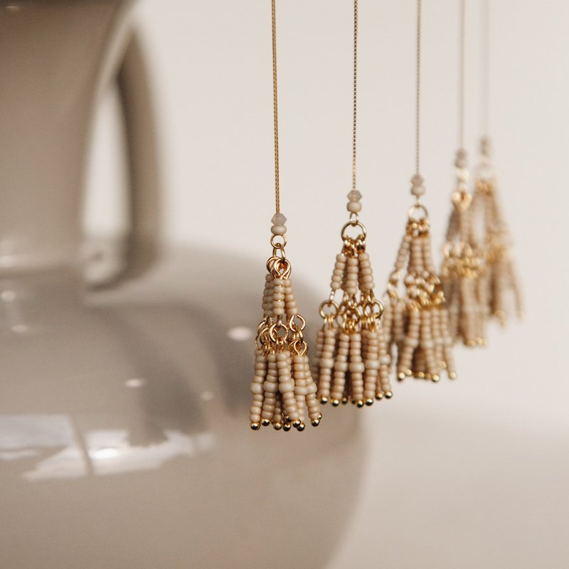 Solitude Earrings 孤寂耳飾－燕麥金 - 耳環/耳夾/耳骨夾 - 玻璃 卡其色