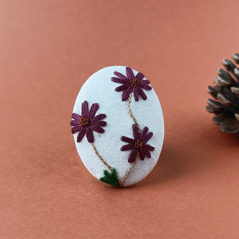 チョコレートコスモス刺繍ブローチ - 胸針 - 棉．麻 咖啡色