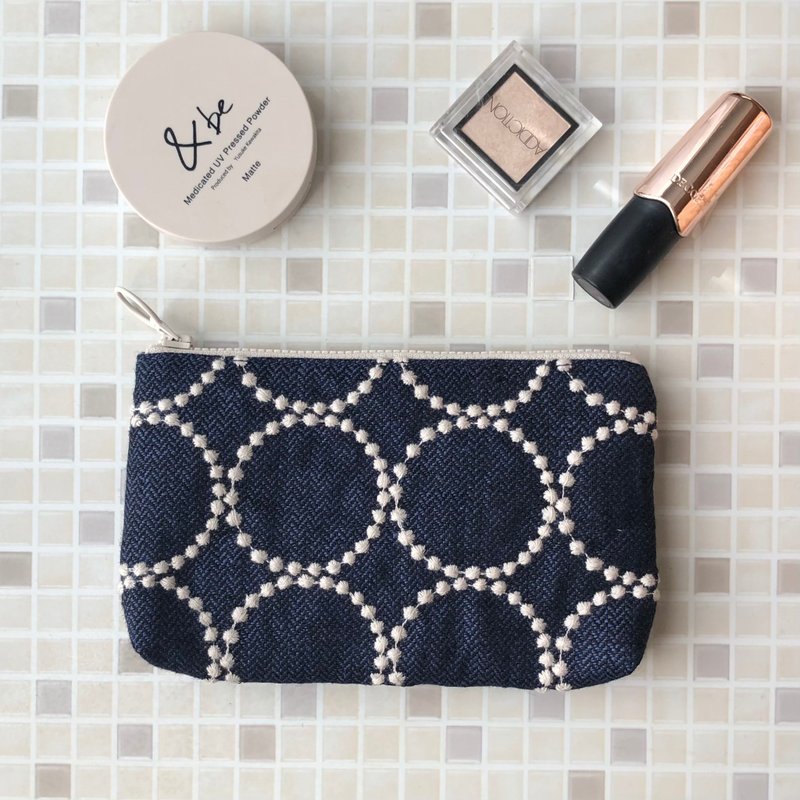 mina perhonen tambourine pouch handmade circle pattern navy - กระเป๋าเครื่องสำอาง - ผ้าฝ้าย/ผ้าลินิน สีน้ำเงิน