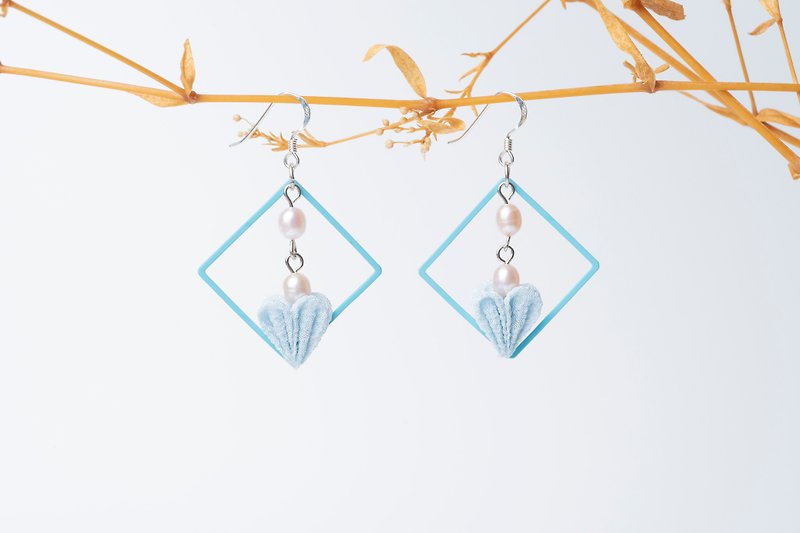 [蕾つぼみ]つまみ细工/ Freshwater pearls and wind cloth flower heart-shaped flower bud earrings (light blue) - Earrings & Clip-ons - Other Man-Made Fibers Blue