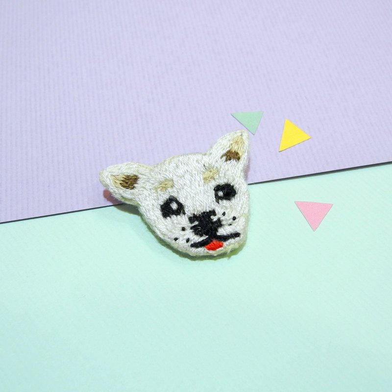 森林系刺繡吉娃娃 胸針別針 手工刺繡 - 胸針 - 繡線 白色