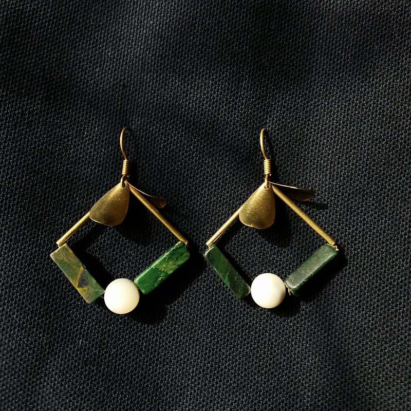 非洲玉白色貝殼珠黃銅花瓣耳環 - 耳環/耳夾 - 寶石 綠色