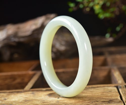 新品　未使用　天然和田玉白玉　白玉バングル 白半透明　うるうる　可愛い　本物保証 楽天市場】和田玉 バングルの通販