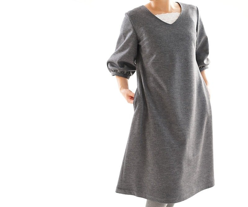 Wool fluffy sleeve V neck one piece / charcoal gray a77-2 - ชุดเดรส - วัสดุอื่นๆ สีเทา