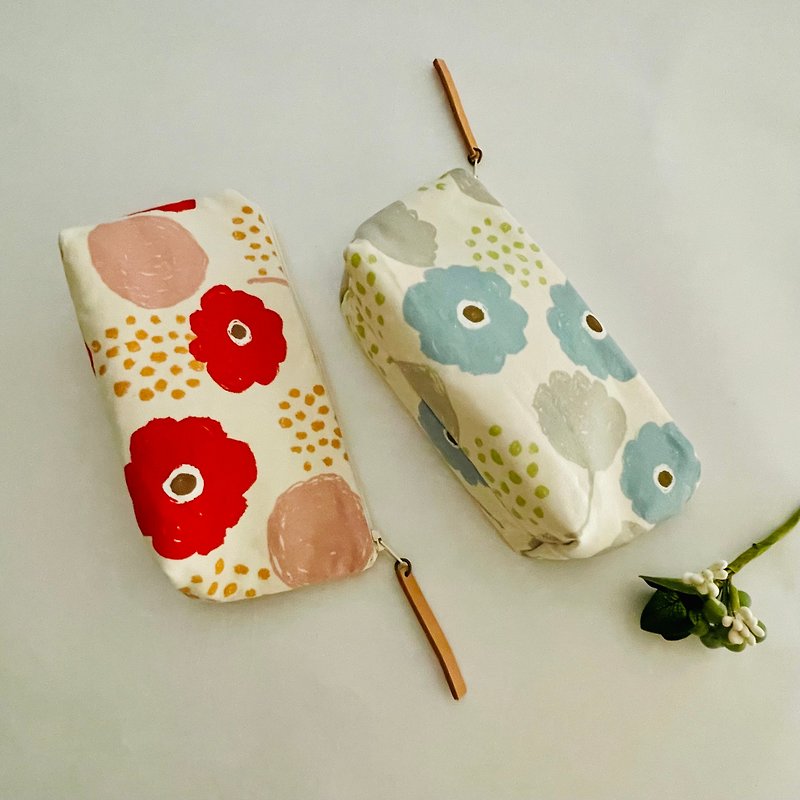 Camellia. Three-dimensional storage bag. Can be used as a pencil case, wallet, and makeup bag. Inside pocket. Japanese cloth - Toiletry Bags & Pouches - Cotton & Hemp Multicolor