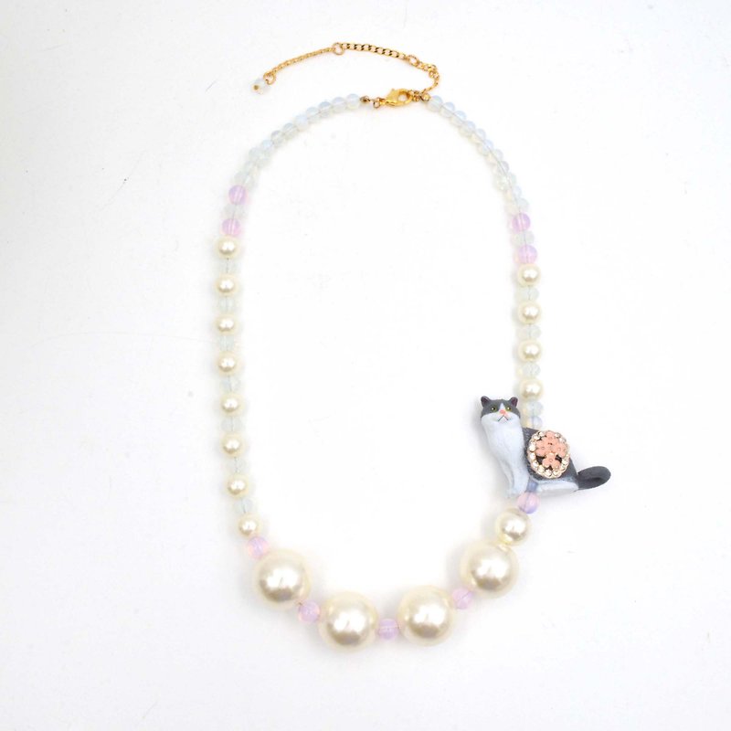 TIMBEE LO Off-White Cat Necklace Opal Crystal Resin Pearl Super Light Gold Plated Chain - สร้อยคอ - เครื่องเพชรพลอย สึชมพู
