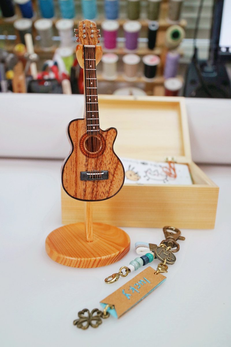 【木色缺角吉他】吊飾擺飾禮物質感迷你音樂人mini guitar - 吊飾/掛飾 - 木頭 紅色