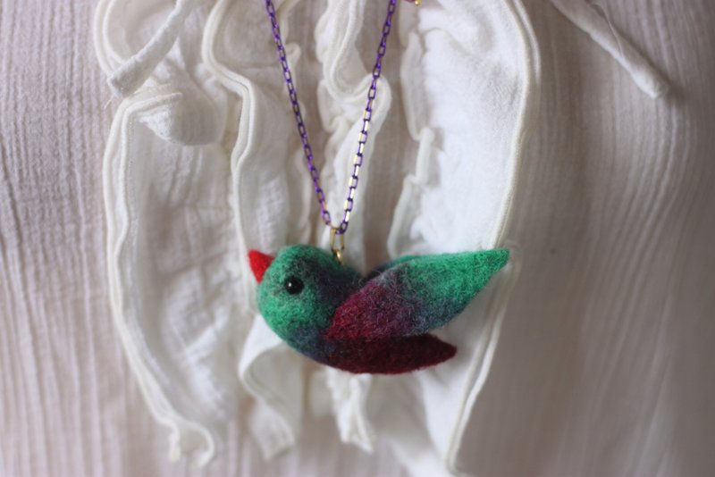 The hand-dyed green and purple gradient bird necklace is available for immediate bidding. - สร้อยคอ - ขนแกะ สีเขียว