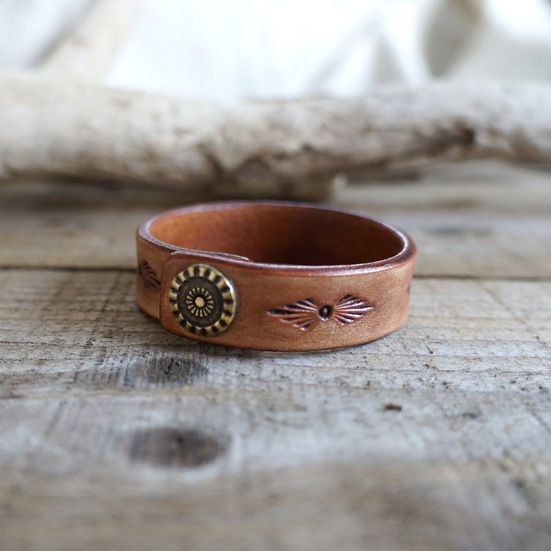 Handmade custom totem leather carved leather bracelet leaves - สร้อยข้อมือ - หนังแท้ สีกากี
