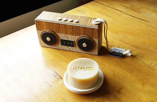 pikathom-herb 手工肥皂 2 入裝禮物盒 手提收音機造型 4 - 木質紋/棕色