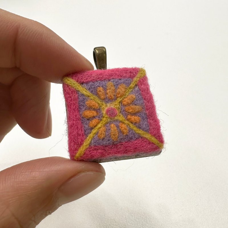 台灣花磚 - 羊毛氈項鍊墜子 - 項鍊 - 羊毛 紅色