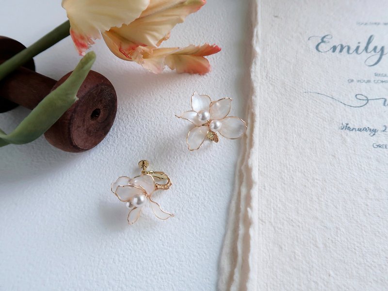 FLOWER - Handmade Crystal Flower Resin Jewelry Earrings Bridal Headwear/Bridesmaid Accessories - Earrings & Clip-ons - Resin White