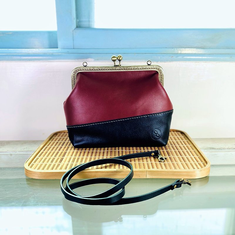 Cowhide personalized gold cross-body bag with large mouth - Lady Red - Exhibition items to be cleared - กระเป๋าแมสเซนเจอร์ - หนังแท้ สีแดง
