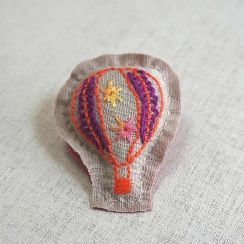 Hand embroidery broach "hot air ballon" - เข็มกลัด - งานปัก สีกากี
