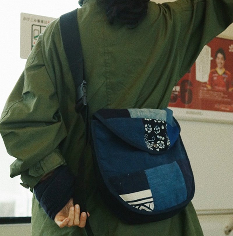 植物藍靛染 印花土布拼布 寬背帶 YKK插扣 休閒斜挎通勤側背包 - 側背包/斜背包 - 棉．麻 藍色