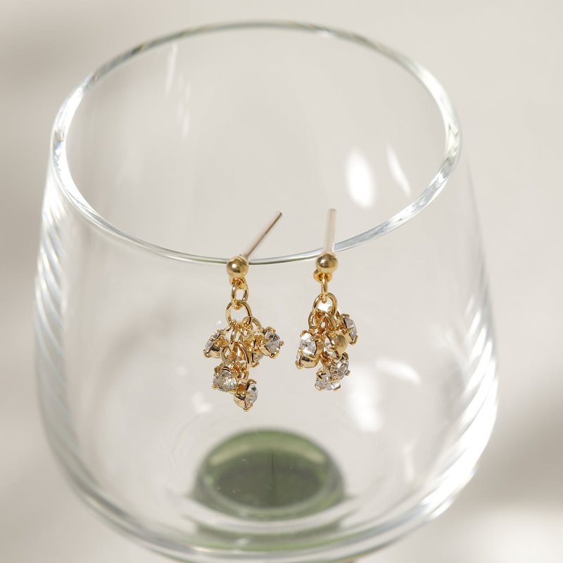 confetti GD ―きらきら揺れるクリスタルポストピアス　ゴールド - 耳環/耳夾/耳骨夾 - 其他金屬 金色