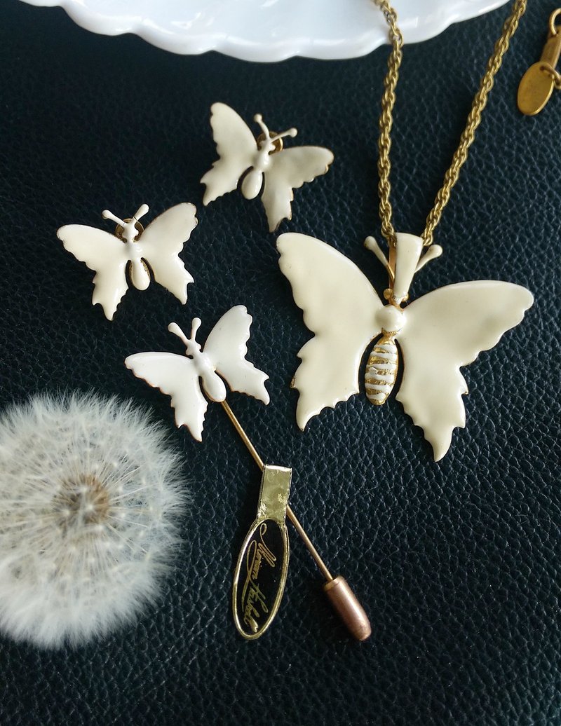 【西洋古董飾品】MIRIAM HASKELL 白琺瑯蝴蝶 棒針 針式耳環 項鍊 - 徽章/別針 - 其他金屬 金色