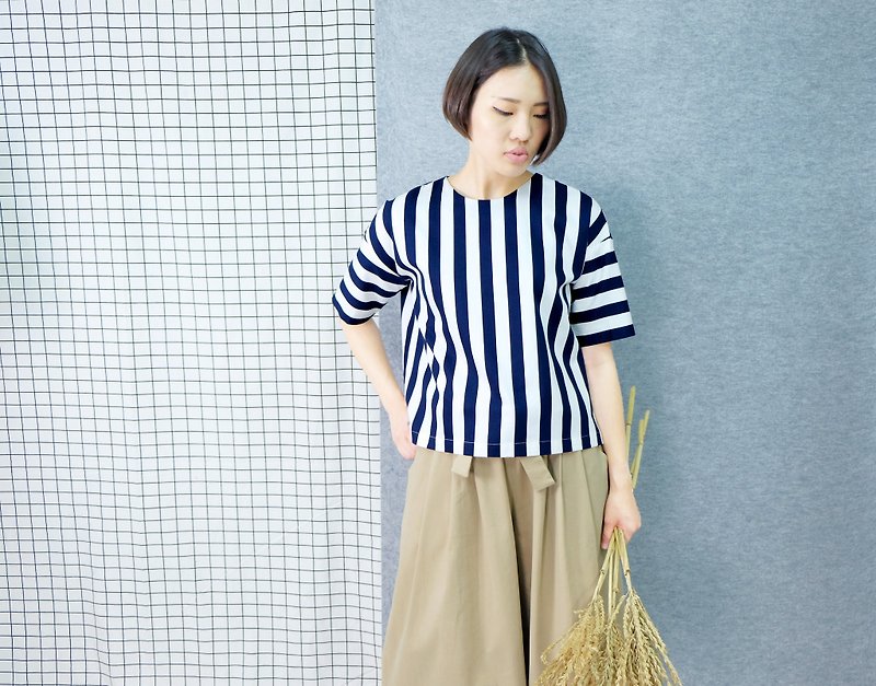 hikidashi round neck blue and white thick striped shoulder blouse - Women's Tops - Cotton & Hemp 