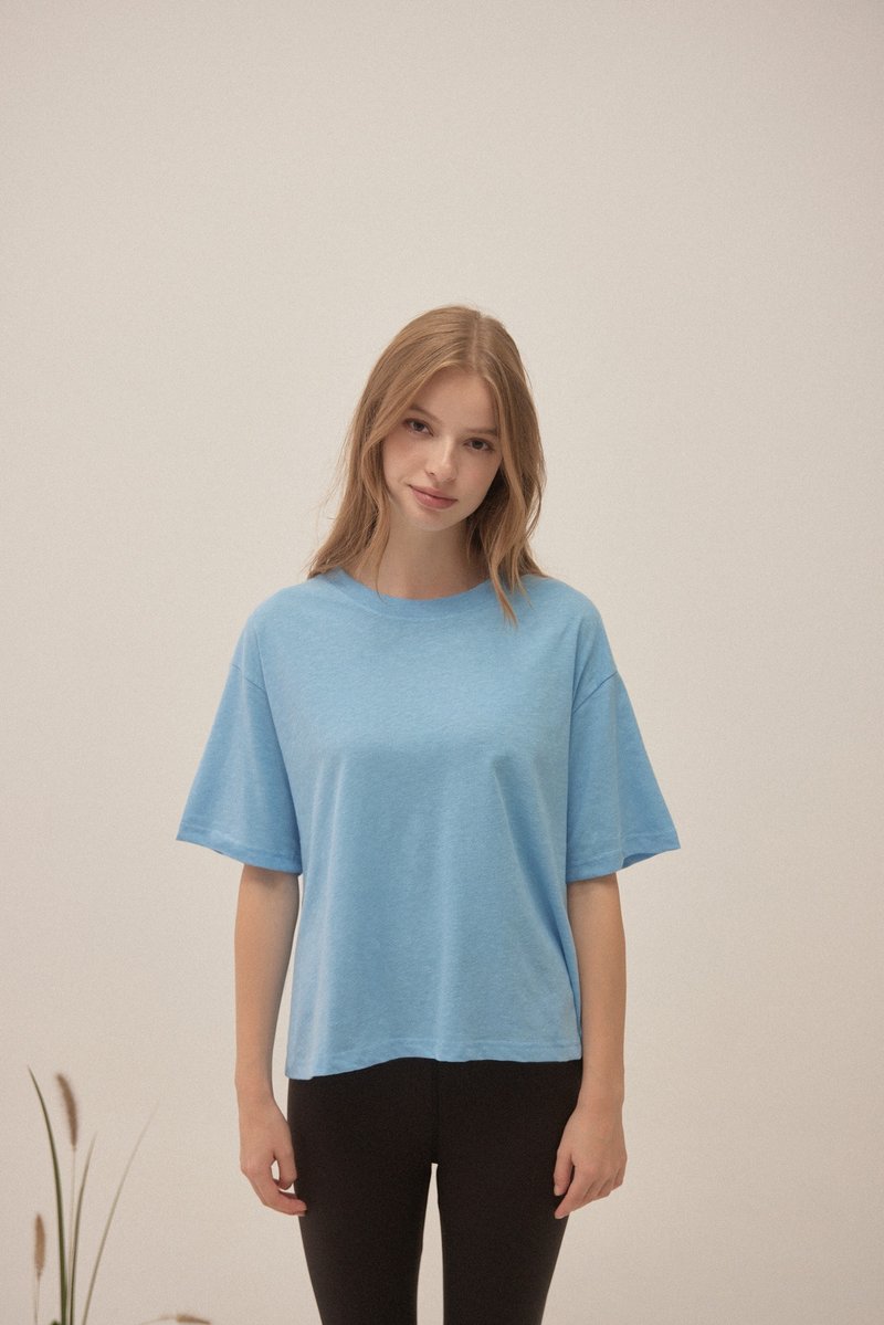 EVOPURE+ TRISHA pineapple leaf fiber short-sleeved off-shoulder top-light blue - เสื้อยืดผู้หญิง - วัสดุอื่นๆ สีน้ำเงิน