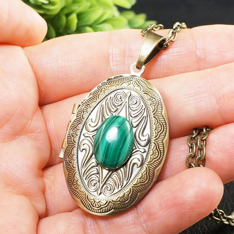 Green Malachite Photo Locket Oval Brass Locket Keepsake Pendant Necklace Jewelry - สร้อยคอ - เครื่องประดับพลอย สีเขียว