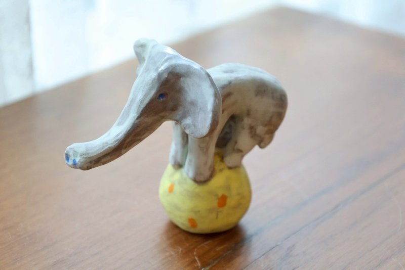 【聖誕節禮物】頑皮大象雕塑擺飾A - 擺飾/家飾品 - 陶 黃色
