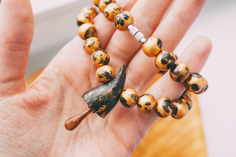 Wooden bead necklace with mushroom pendant, golden color wood beaded choker - 項鍊 - 木頭 橘色