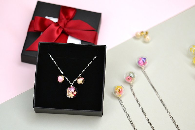 Goody Bag - Christmas Bag Real Flower Necklace and Earrings Set  - สร้อยคอ - พืช/ดอกไม้ สีดำ