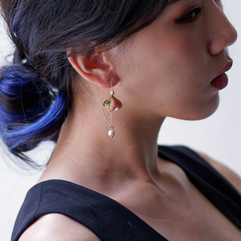 Annona | Japanese Style Flower Pearl Asymmetric Drop Earrings - ต่างหู - วัสดุอื่นๆ สีทอง