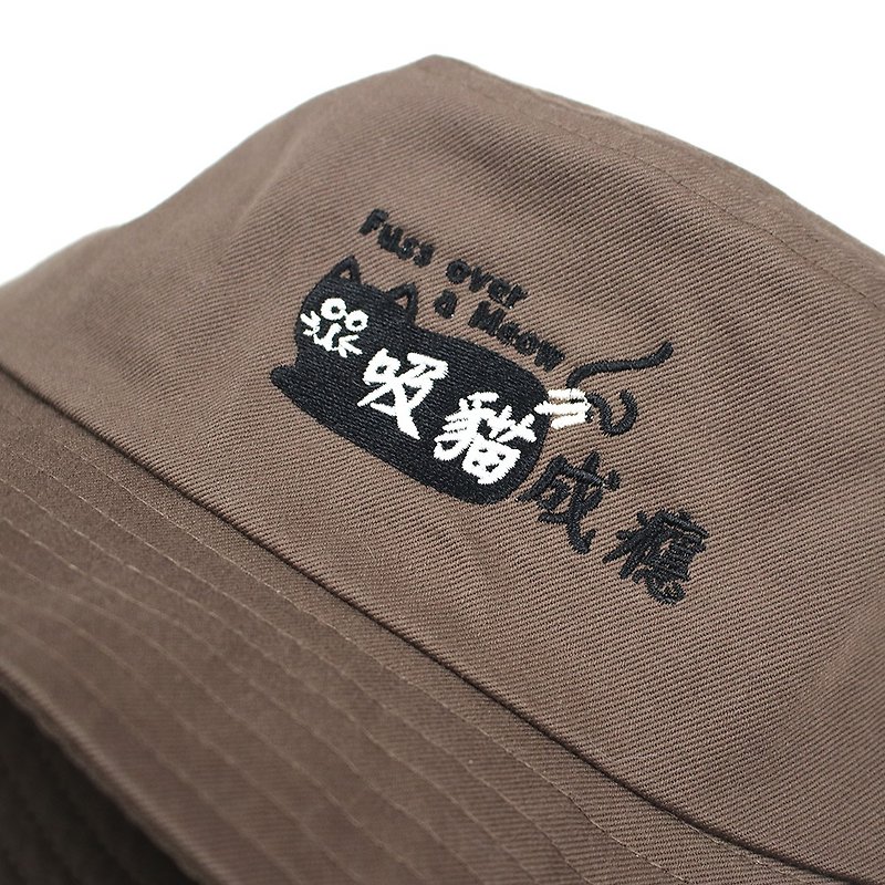 Cat Co., Ltd. Cat Addiction Embroidered Bucket Hat - หมวก - ผ้าฝ้าย/ผ้าลินิน สีนำ้ตาล