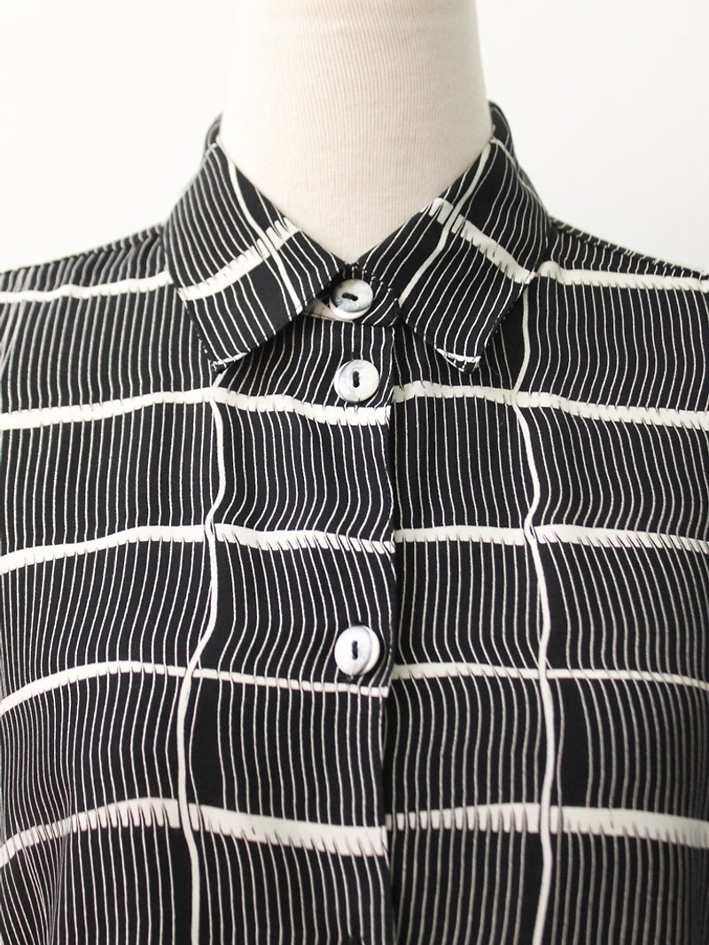 レトロな幾何学プリント黒緩い半袖シャツヴィンテージ90年代のヨーロッパヨーロッパのヴィンテージブラウス - シャツ・ブラウス - シルク・絹 ブラック