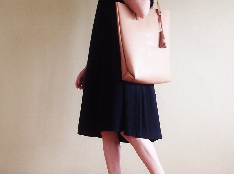 Soft Leather Tote with Tassel/ Day Bag/ Magazine Tote in Beige / Brown / Black - 手袋/手提袋 - 真皮 咖啡色