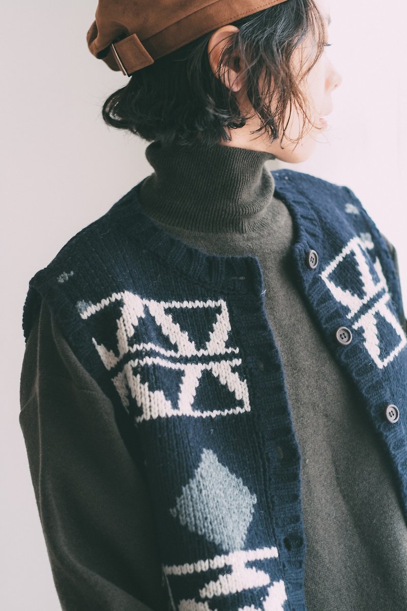 Iceland Knit Small Cardigan Vest Wool 70% - 2 Colors - Antarctic Blue Bear - เสื้อกั๊กผู้หญิง - ผ้าฝ้าย/ผ้าลินิน สีดำ