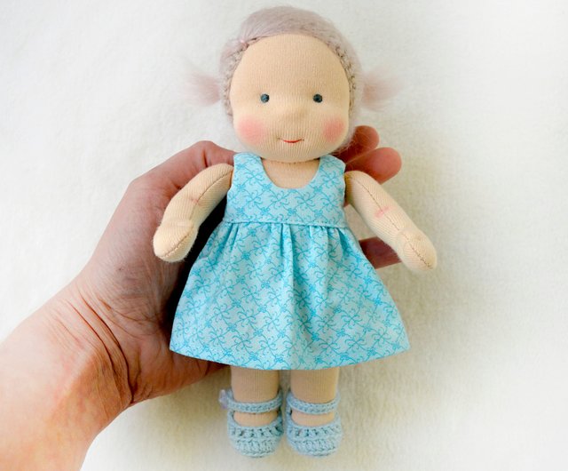 ウォルドルフ人形のポケット人形の高さは7インチ（18 cm）です