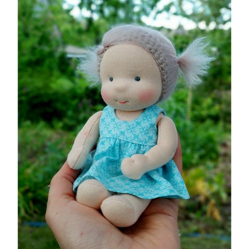 ウォルドルフ人形のポケット人形の高さは7インチ（18 cm）です