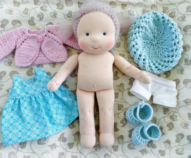 ウォルドルフ人形のポケット人形の高さは7インチ（18 cm）です