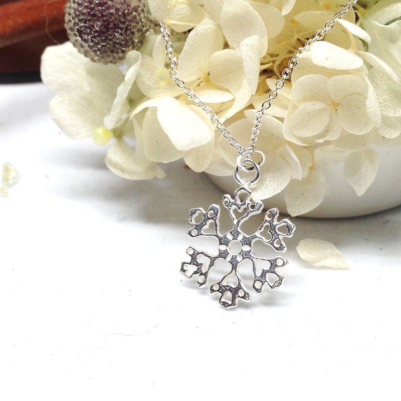Love Handmade Silver Winter Snowflake Necklace Gift For Her Christmas Date Mom Grandma Friend Sister Anniversary “Snowflake” by IONA SILVER - สร้อยคอ - โลหะ สีเงิน