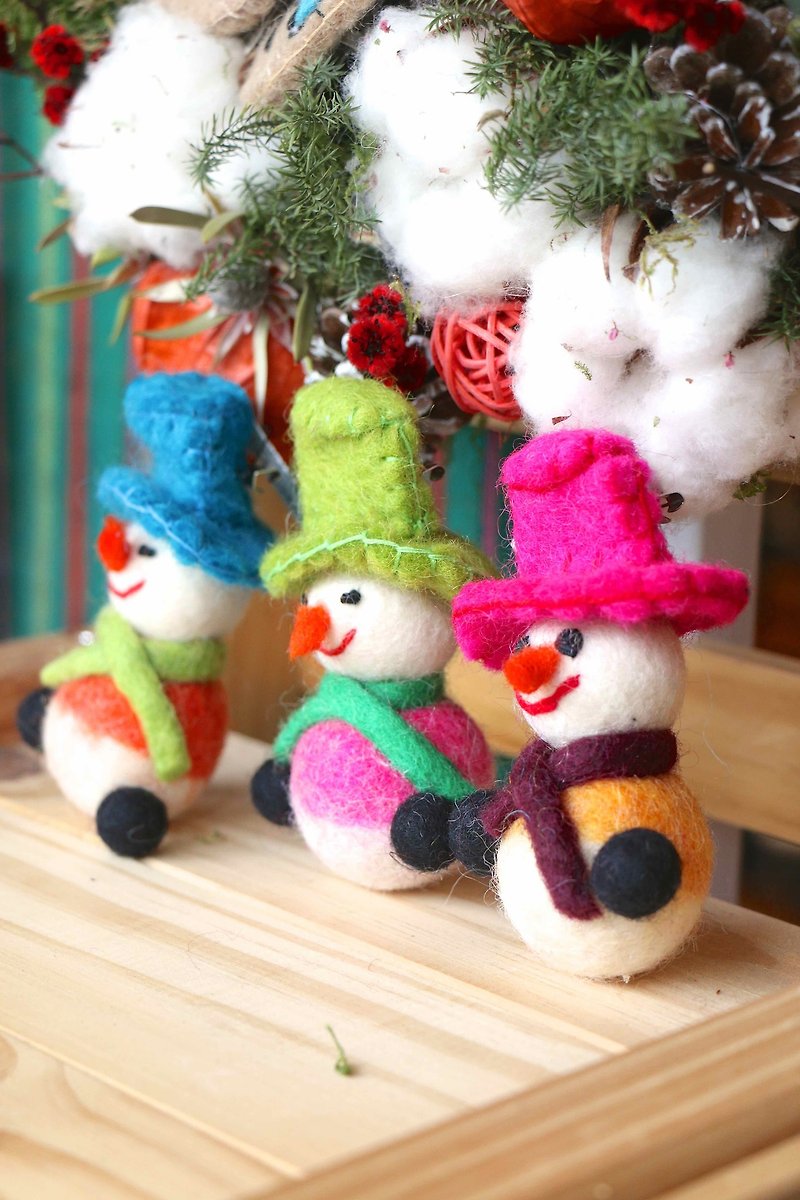 Nepal wool needle pin pink Santa hat - Brooches - Cotton & Hemp Multicolor