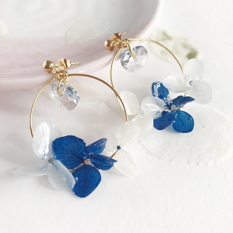 Real flower Hydrangea Earrings with Swarovski 18KGP - ต่างหู - พืช/ดอกไม้ สีน้ำเงิน