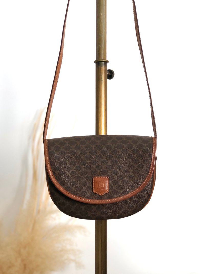 【 日本直送　名牌中古包 】CELINE セリーヌ マカダム ショルダーバッグ ブラウン ブラゾン型押し PVC レザー ラウンド vintage afajii - 側背包/斜背包 - 防水材質 咖啡色