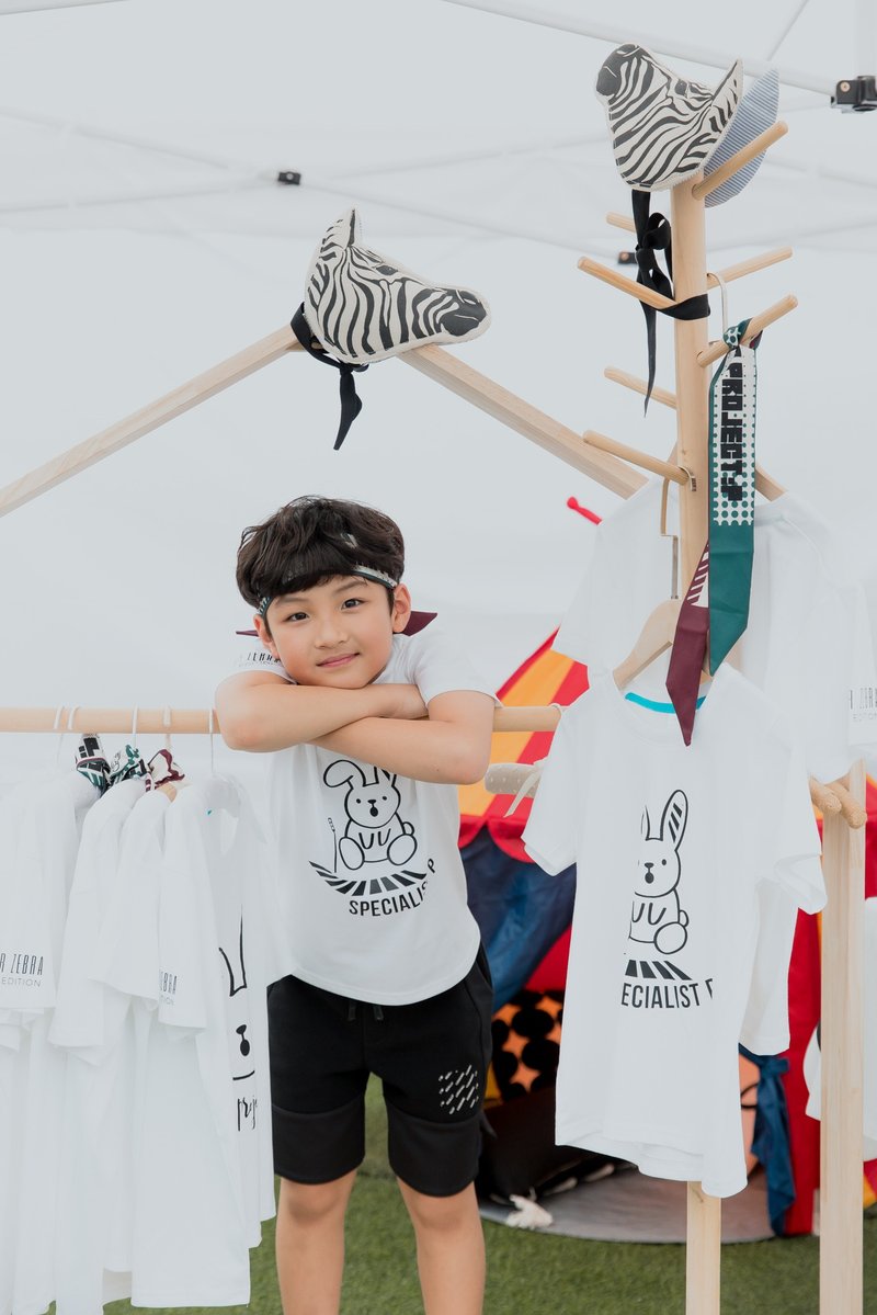 Rabbit is walking on the zebra crossing T-shirt I zebra project:P limited I cotton children's clothing for boys and girls - เสื้อยืด - ผ้าฝ้าย/ผ้าลินิน ขาว