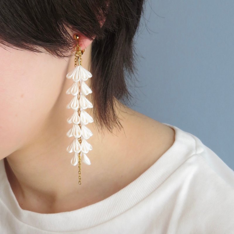 白藤とゴールドチェーンのピアス・イヤリング/着物アップサイクルアクセサリー - 耳環/耳夾/耳骨夾 - 絲．絹 白色