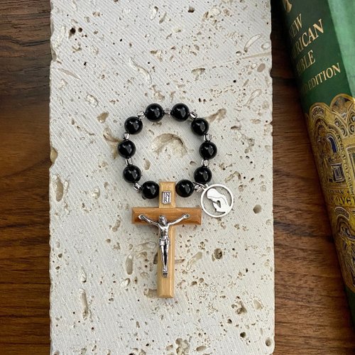 ミニロザリオ 車用ハンギング 8mmブラックオニキス 輸入オリーブウッド