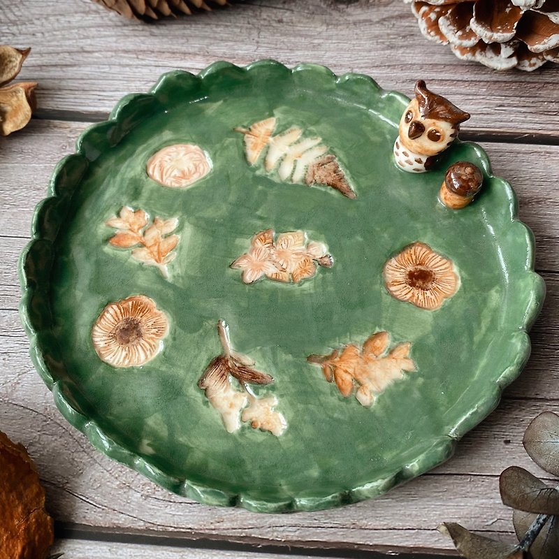【畢業禮物】秋日的貓頭鷹森林(大盤)|陶藝 卡片代寫 - 盤子/餐盤/盤架 - 瓷 綠色