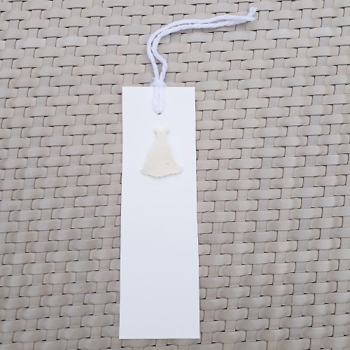 luckyhandmade246 A bookmark with wedding theme, white color and can write greeting