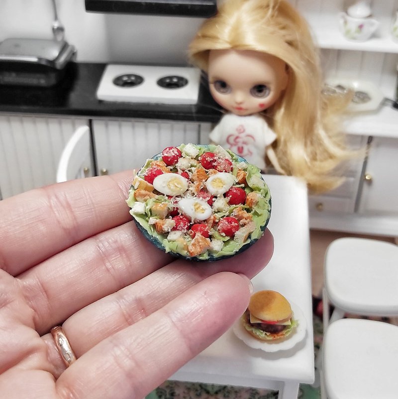 Caesar salad with chicken, salad for dolls, food for dolls house, food miniature - ตุ๊กตา - ดินเหนียว 