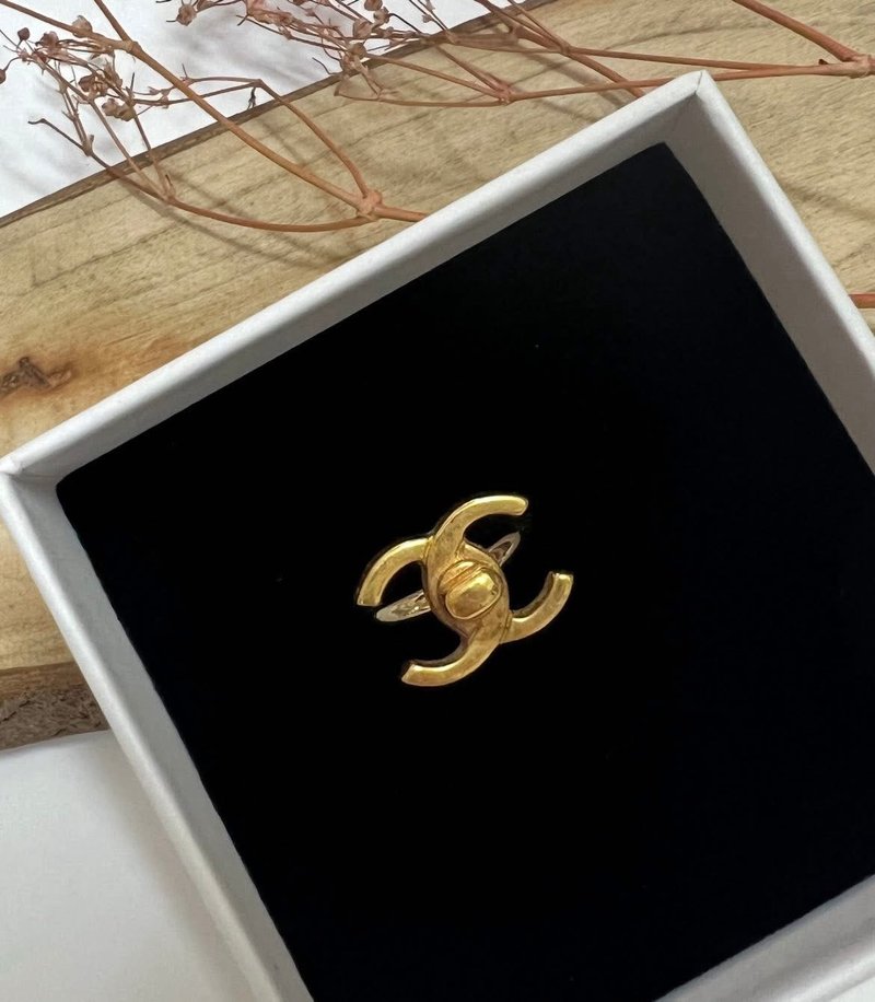 Chanel 鈕扣 老件新作 小香金色CC Logo書包扣戒指 - 耳環/耳夾/耳骨夾 - 貴金屬 