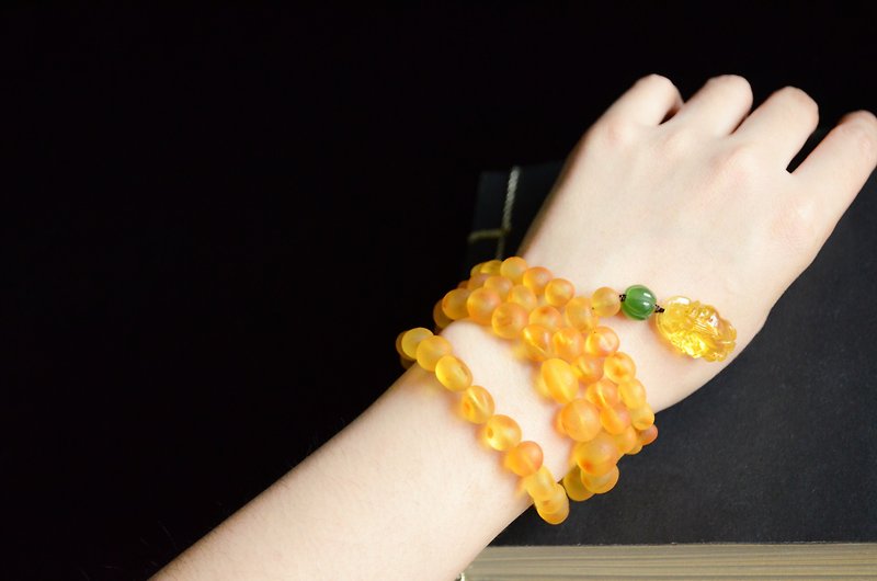 [Days with sunshine] Amber rough stones with hand-shaped shackles - สร้อยข้อมือ - เครื่องเพชรพลอย สีเหลือง