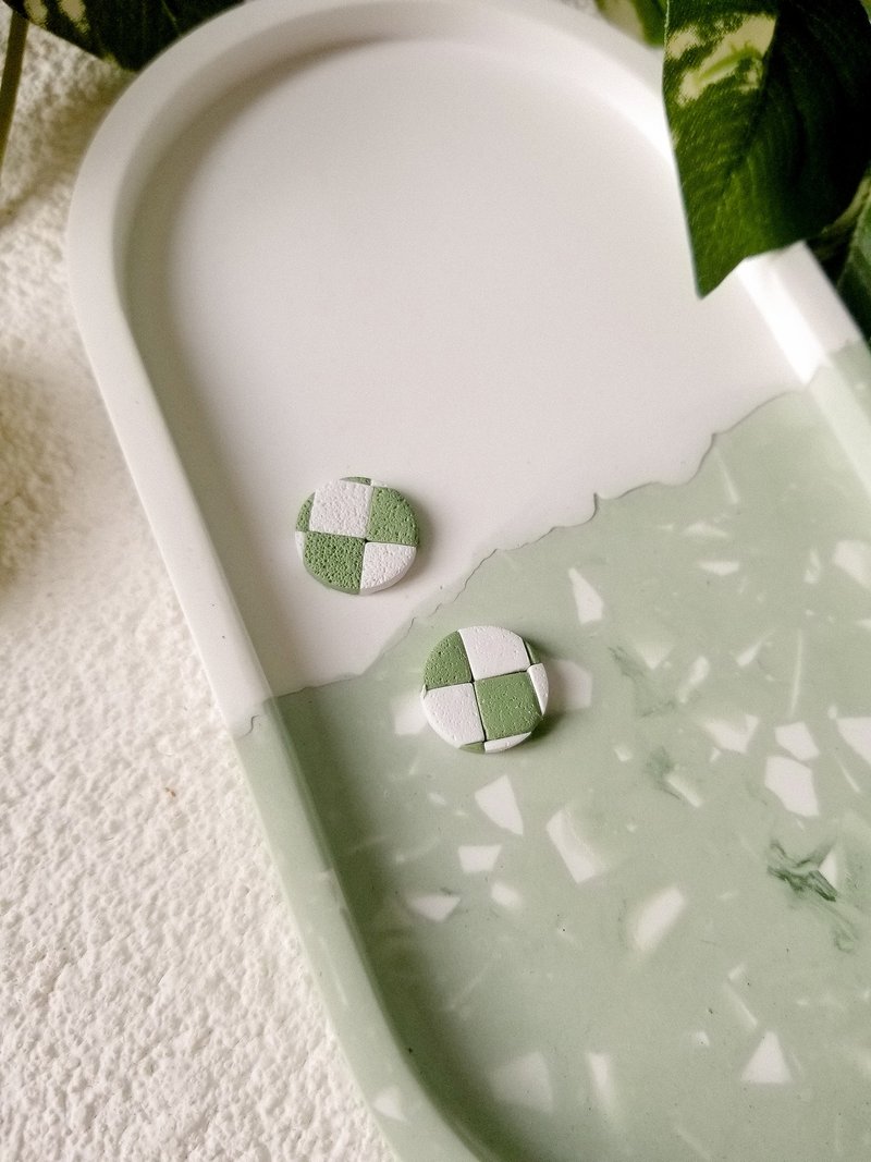 原創手作 Ocean On The Moon - 綠格盤圓形軟陶耳釘/耳夾 - 耳環/耳夾/耳骨夾 - 陶 綠色